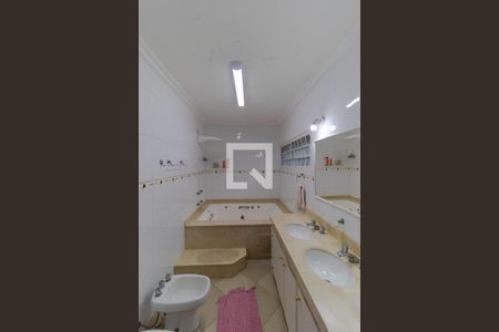 Casa à venda com 212m², 3 quartos e 5 vagas Casa à venda com 212m², 3 quartos e 5 vagasBanheiro da Suíte