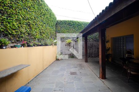 Casa à venda com 212m², 3 quartos e 5 vagas Casa à venda com 212m², 3 quartos e 5 vagasQuintal