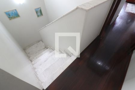 Casa à venda com 169m², 4 quartos e 2 vagasEscada
