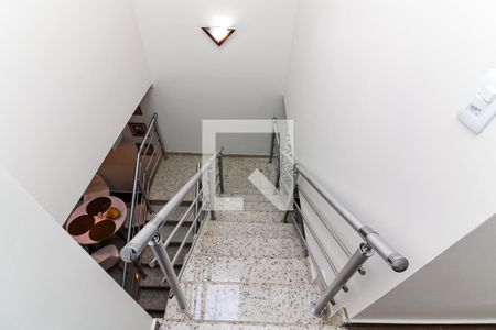 Casa à venda com 157m², 3 quartos e 3 vagasEscada de Acesso ao Piso Superior