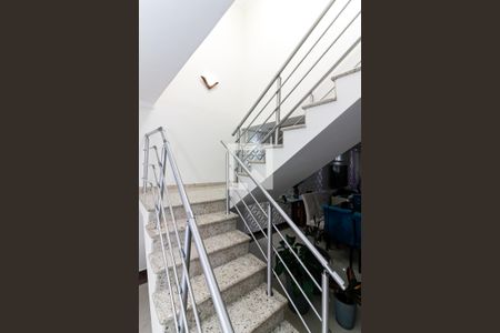 Casa à venda com 157m², 3 quartos e 3 vagasEscada de Acesso ao Piso Superior