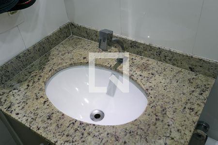 Banheiro da Suíte de apartamento para alugar com 2 quartos, 56m² em Parque Reboucas, São Paulo