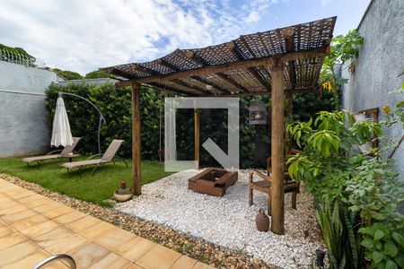 Casa à venda com 380m², 3 quartos e 4 vagas Casa à venda com 380m², 3 quartos e 4 vagasQuintal