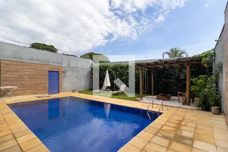 Casa à venda com 380m², 3 quartos e 4 vagas Casa à venda com 380m², 3 quartos e 4 vagasQuintal com piscina