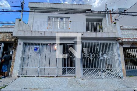 Casa para alugar com 174m², 2 quartos e 2 vagas Casa para alugar com 174m², 2 quartos e 2 vagasFachada