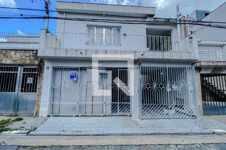 Casa para alugar com 174m², 2 quartos e 2 vagas Casa para alugar com 174m², 2 quartos e 2 vagasFachada