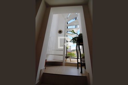 Casa de condomínio para alugar com 340m², 3 quartos e 3 vagasEscada 