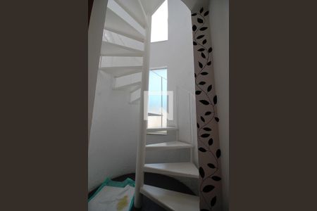 Casa de condomínio para alugar com 340m², 3 quartos e 3 vagasEscada 