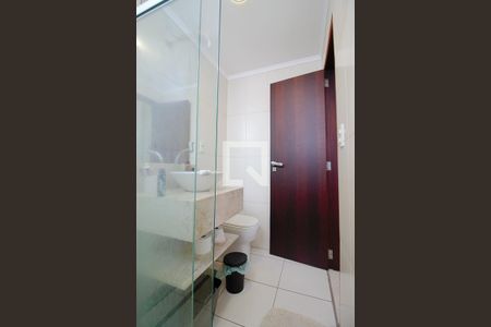 Casa de condomínio para alugar com 340m², 3 quartos e 3 vagasBanheiro da Suíte 2