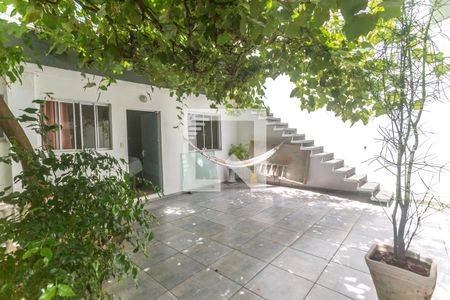 Casa à venda com 280m², 3 quartos e 4 vagas Casa à venda com 280m², 3 quartos e 4 vagasQuintal e jardim