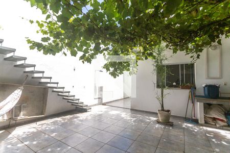 Casa à venda com 280m², 3 quartos e 4 vagas Casa à venda com 280m², 3 quartos e 4 vagasQuintal e jardim