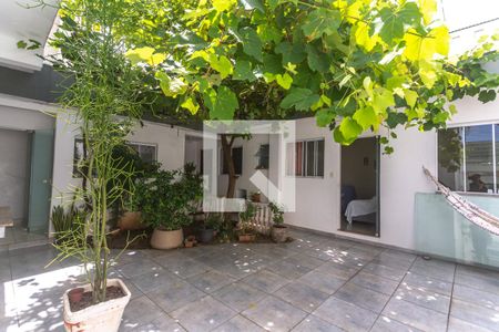 Casa à venda com 280m², 3 quartos e 4 vagas Casa à venda com 280m², 3 quartos e 4 vagasQuintal e jardim