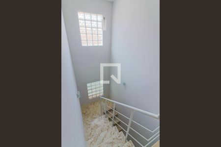 Escadas Desce de casa à venda com 3 quartos, 130m² em Vila Gomes, São Paulo
