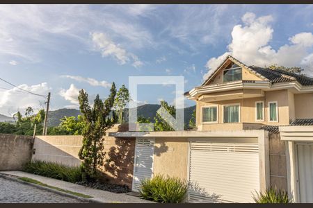 Casa de condomínio à venda com 360m², 4 quartos e 5 vagasFachada