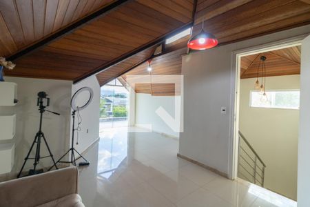 Casa de condomínio à venda com 360m², 4 quartos e 5 vagasSótão