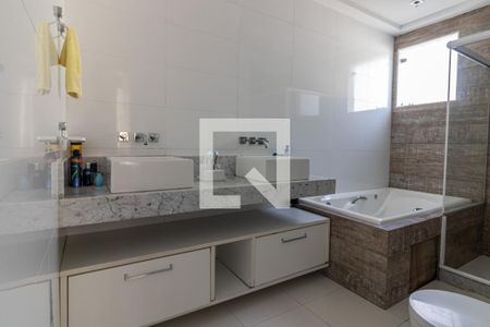 Casa de condomínio à venda com 360m², 4 quartos e 5 vagasSuíte 1 - Banheiro