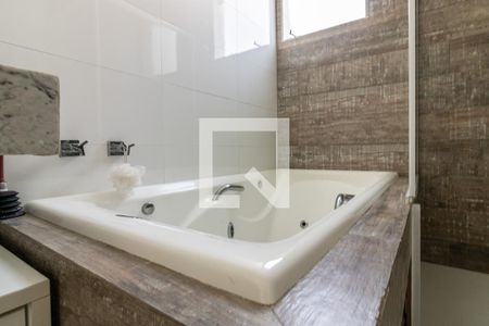 Casa de condomínio à venda com 360m², 4 quartos e 5 vagasSuíte 1 - Banheiro