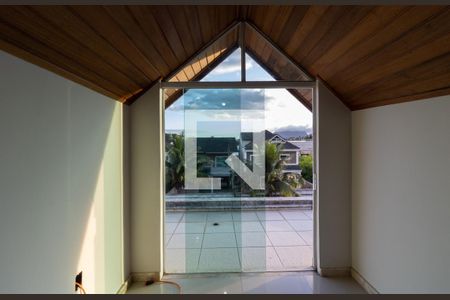 Casa de condomínio à venda com 360m², 4 quartos e 5 vagasSótão