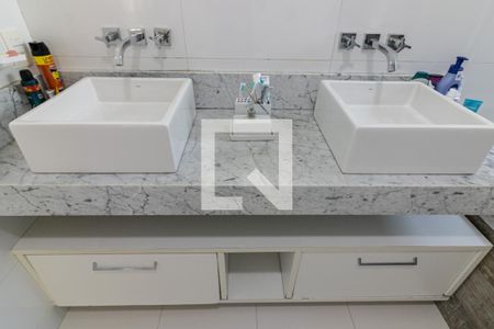 Casa de condomínio à venda com 360m², 4 quartos e 5 vagasSuíte 1 - Banheiro