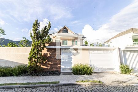 Casa de condomínio à venda com 360m², 4 quartos e 5 vagasFachada