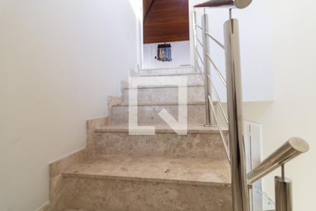 Casa de condomínio à venda com 360m², 4 quartos e 5 vagasEscada