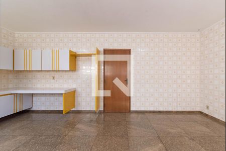 Casa à venda com 327m², 4 quartos e 11 vagasCozinha