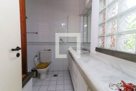 Casa à venda com 330m², 3 quartos e 8 vagas Casa à venda com 330m², 3 quartos e 8 vagasBanheiro da Suíte