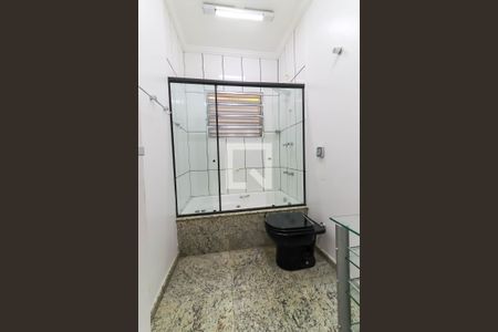 Casa à venda com 330m², 3 quartos e 8 vagas Casa à venda com 330m², 3 quartos e 8 vagasBanheiro Corredor