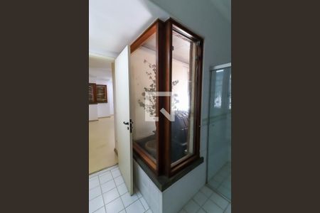 Casa à venda com 330m², 3 quartos e 8 vagas Casa à venda com 330m², 3 quartos e 8 vagasBanheiro da Suíte