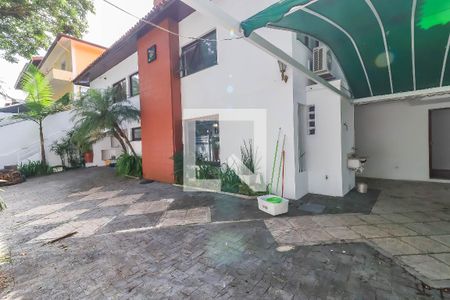 Casa à venda com 330m², 3 quartos e 8 vagas Casa à venda com 330m², 3 quartos e 8 vagasGaragem