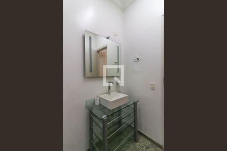 Casa à venda com 330m², 3 quartos e 8 vagas Casa à venda com 330m², 3 quartos e 8 vagasBanheiro Corredor