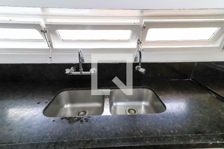 Casa à venda com 330m², 3 quartos e 8 vagas Casa à venda com 330m², 3 quartos e 8 vagasCozinha - Armários