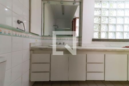 Casa à venda com 330m², 3 quartos e 8 vagas Casa à venda com 330m², 3 quartos e 8 vagasBanheiro da Suíte