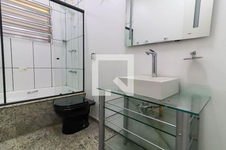 Casa à venda com 330m², 3 quartos e 8 vagas Casa à venda com 330m², 3 quartos e 8 vagasBanheiro Corredor