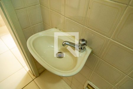 Apartamento à venda com 160m², 4 quartos e 2 vagas Apartamento à venda com 160m², 4 quartos e 2 vagasBanheiro de Serviço - Pia