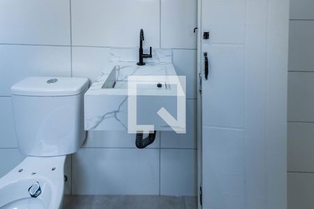 Banheiro de casa para alugar com 1 quarto, 25m² em Parque Santa Madalena, São Paulo