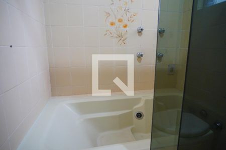 Banheiro da suíte de casa à venda com 3 quartos, 170m² em São Sebastião, Porto Alegre