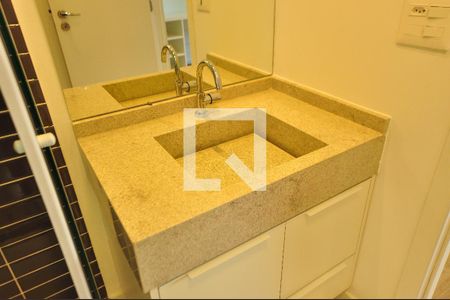 Banheiro de kitnet/studio para alugar com 1 quarto, 26m² em Sumarezinho, São Paulo