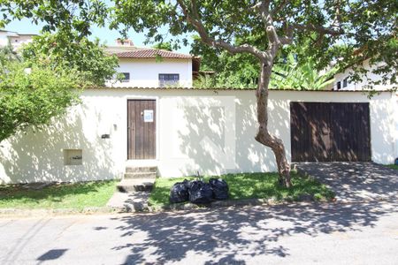 Casa para alugar com 170m², 4 quartos e 3 vagasPortão de Entrada
