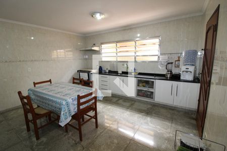 Casa para alugar com 230m², 2 quartos e 2 vagasCozinha