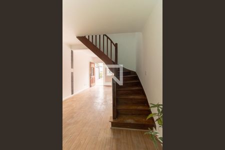Casa para alugar com 160m², 3 quartos e 1 vaga Casa para alugar com 160m², 3 quartos e 1 vagaEscada