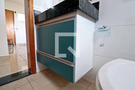 Banheiro Social de apartamento para alugar com 2 quartos, 55m² em Presidente Roosevelt, Uberlândia