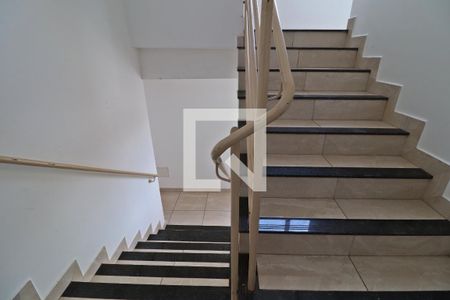 Escada de apartamento para alugar com 2 quartos, 55m² em Presidente Roosevelt, Uberlândia