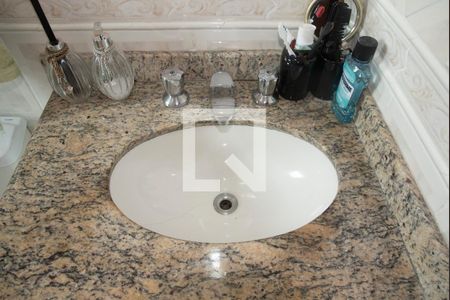 Casa à venda com 100m², 2 quartos e 2 vagasBanheiro da Suíte 2