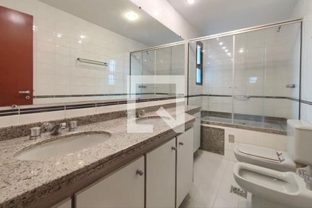 Banheiro suíte master  de apartamento para alugar com 5 quartos, 210m² em Cambuí, Campinas