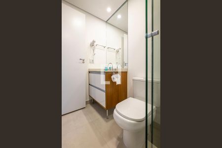 Banheiro de kitnet/studio para alugar com 1 quarto, 27m² em Pinheiros, São Paulo