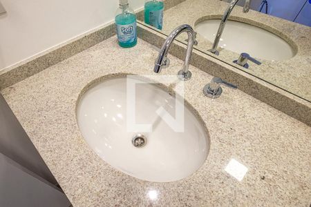 Banheiro de kitnet/studio para alugar com 1 quarto, 27m² em Pinheiros, São Paulo