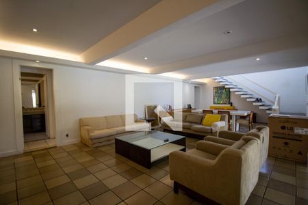 Casa à venda com 370m², 5 quartos e 3 vagas Casa à venda com 370m², 5 quartos e 3 vagasSala