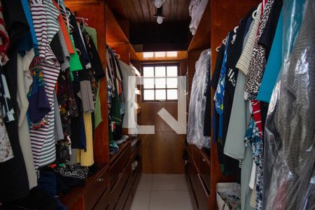 Casa à venda com 370m², 5 quartos e 3 vagas Casa à venda com 370m², 5 quartos e 3 vagasCloset da Suíte 2