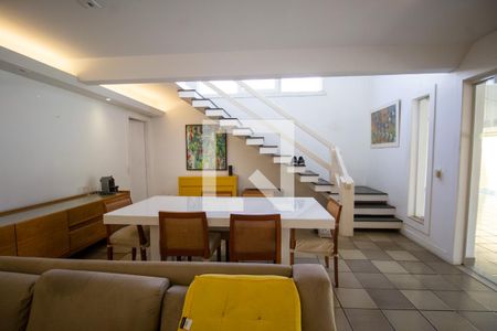 Casa à venda com 370m², 5 quartos e 3 vagas Casa à venda com 370m², 5 quartos e 3 vagasSala